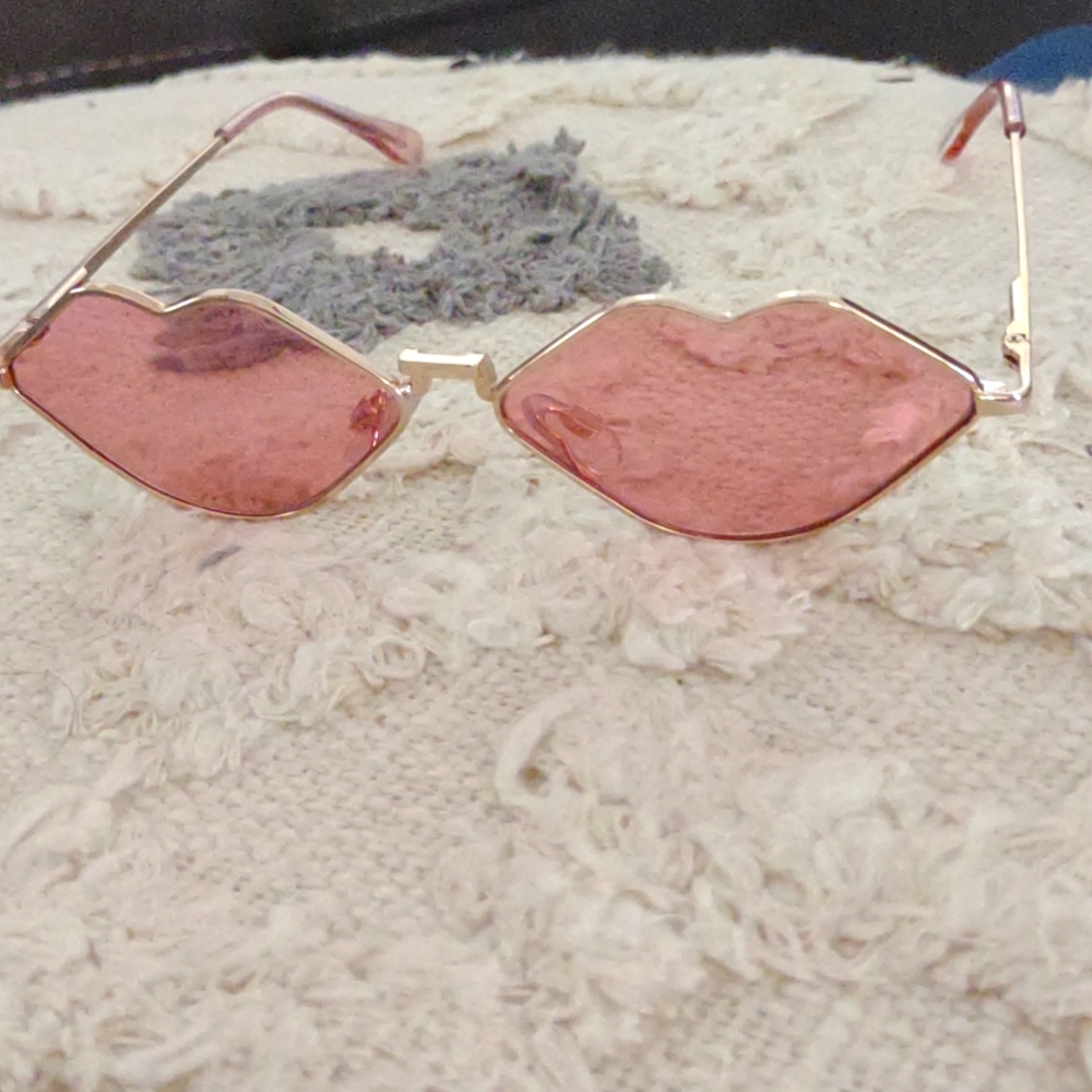 Kiss me sunglasses Free w/20 purchase